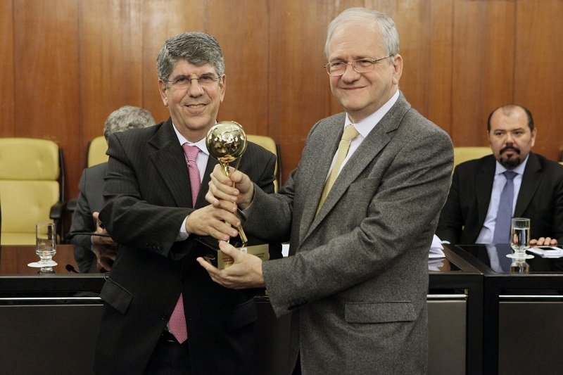 Marco Antônio Zago, reitor da Universidade de São Paulo (USP), premiada pelo CCBT na categoria Acadêmica, com Antônio Donato, Presidente da Câmara Municipal de São Paulo (Foto: André Bueno / CMSP)