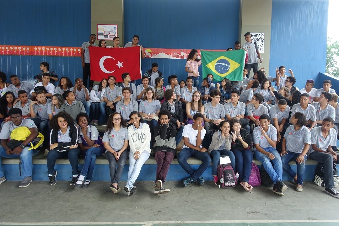 CCBT e Secretaria de Educação do Rio celebram a festa turca de primavera na escola