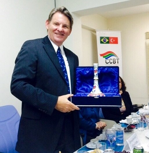 CCBT presenteia o Cônsul Geral dos EUA com uma obra de arte turca, um vaso com decorações de figuras típicas desenhadas à mão