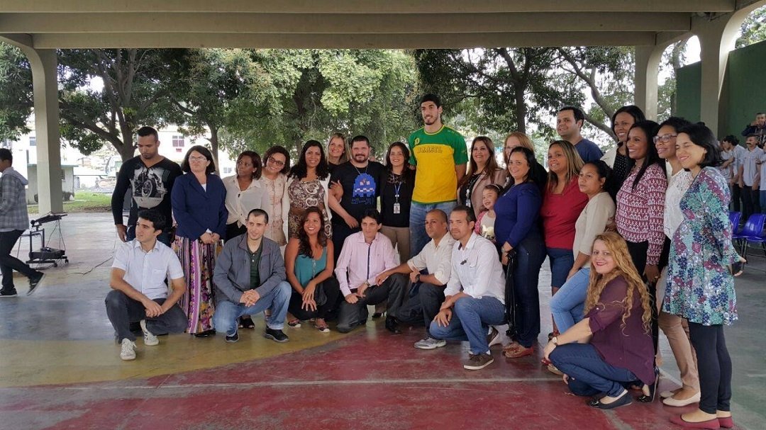 Enes Kanter - Na visita à Escola Estadual Ministro Hermes Lima (Ciep 218)