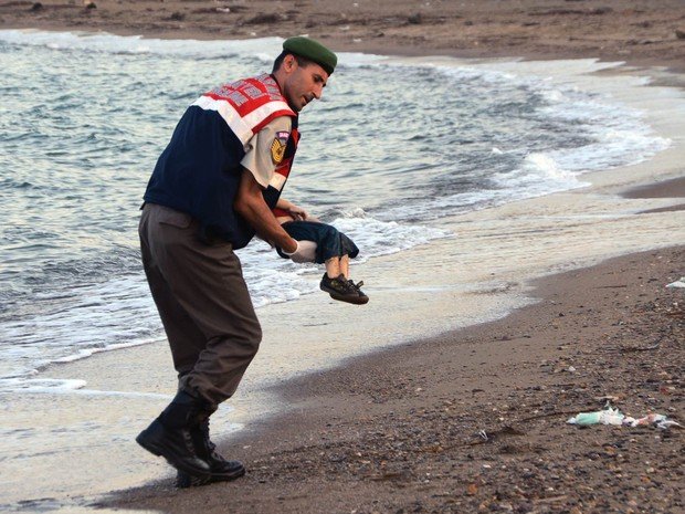 Foto de criança síria morta em praia turca torna-se símbolo de crise dos refugiados